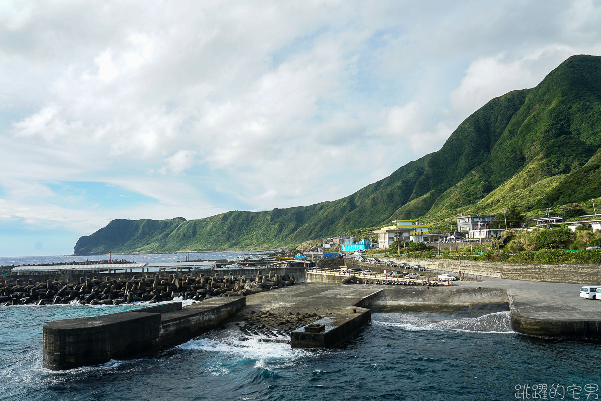 蘭嶼IG景點 高處俯瞰白色燈塔配上蘭嶼湛藍海洋  絕美景色就在舊開元港  蘭嶼旅遊 椰油村景點