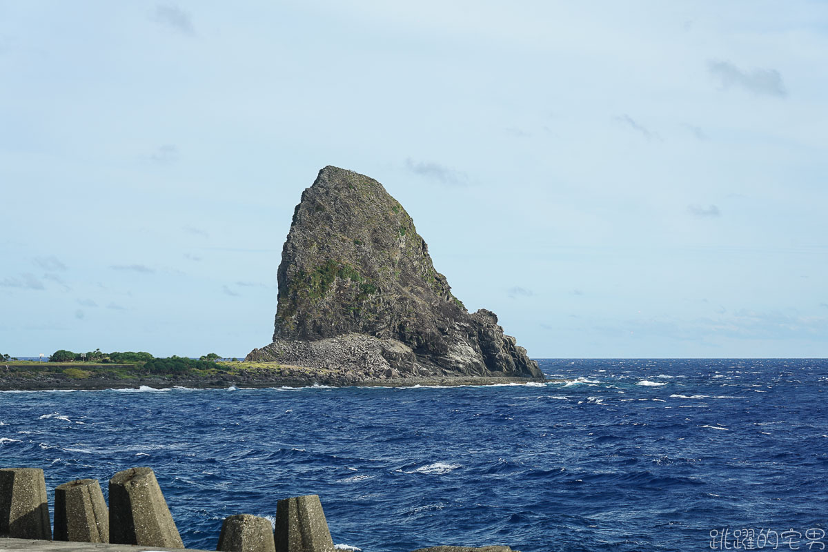 蘭嶼IG景點 高處俯瞰白色燈塔配上蘭嶼湛藍海洋  絕美景色就在舊開元港  蘭嶼旅遊 椰油村景點