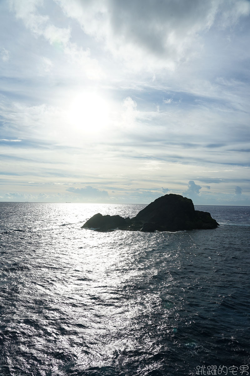 蘭嶼IG景點 高處俯瞰白色燈塔配上蘭嶼湛藍海洋  絕美景色就在舊開元港  蘭嶼旅遊 椰油村景點