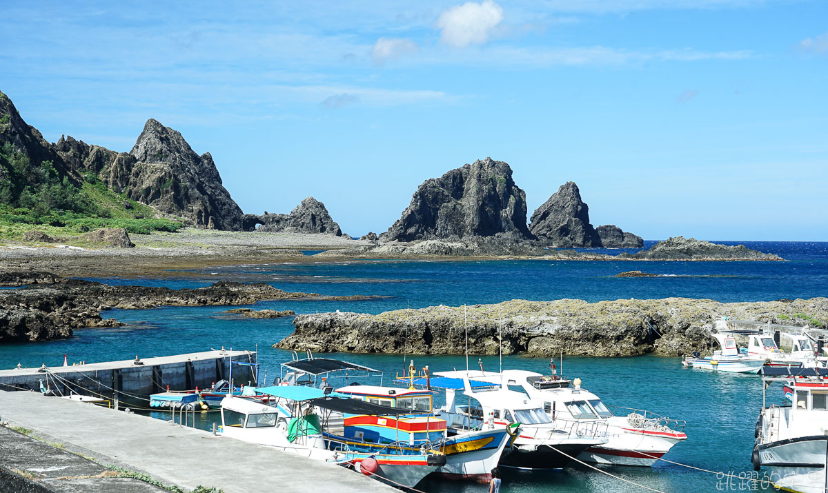 美炸!  蘭嶼絕美湛藍漸層海 天然海蝕洞  蘭嶼東清秘境 怎麼拍怎麼美 蘭嶼必去景點 東清秘境怎麼去  東清三十三號早午餐 東清美食 蘭嶼拼板舟  情人洞 蘭嶼景點推薦