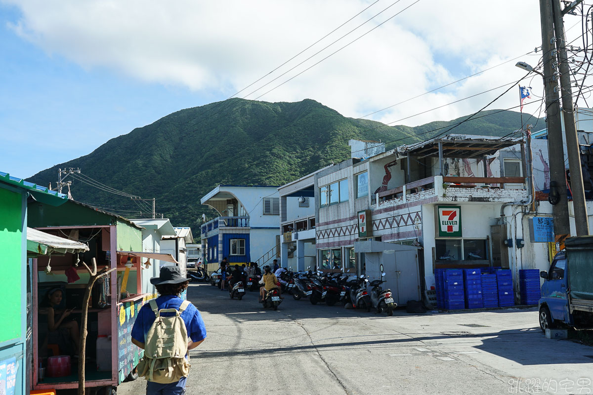 美炸!  蘭嶼絕美湛藍漸層海 天然海蝕洞  蘭嶼東清秘境 怎麼拍怎麼美 蘭嶼必去景點 東清秘境怎麼去  東清三十三號早午餐 東清美食 蘭嶼拼板舟  情人洞 蘭嶼景點推薦