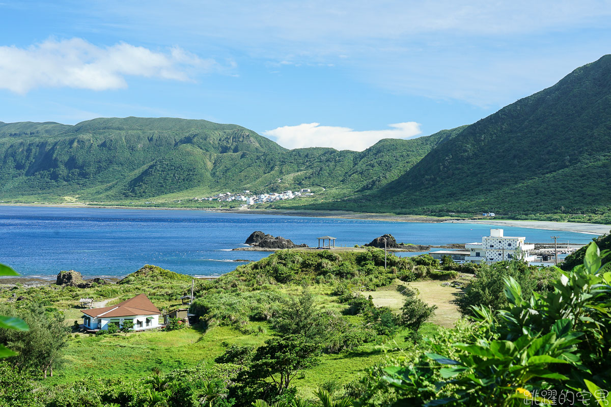 美炸!  蘭嶼絕美湛藍漸層海 天然海蝕洞  蘭嶼東清秘境 怎麼拍怎麼美 蘭嶼必去景點 東清秘境怎麼去  東清三十三號早午餐 東清美食 蘭嶼拼板舟  情人洞 蘭嶼景點推薦