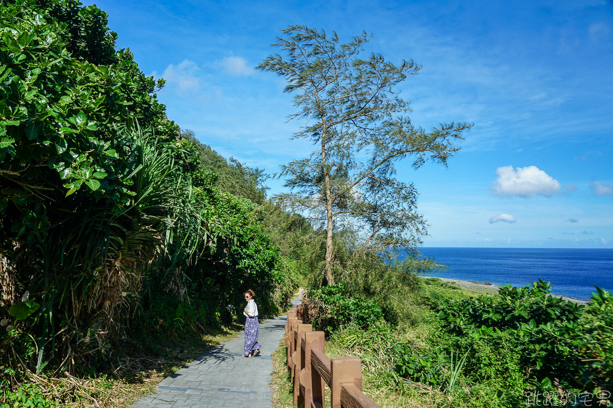 美炸!  蘭嶼絕美湛藍漸層海 天然海蝕洞  蘭嶼東清秘境 怎麼拍怎麼美 蘭嶼必去景點 東清秘境怎麼去  東清三十三號早午餐 東清美食 蘭嶼拼板舟  情人洞 蘭嶼景點推薦