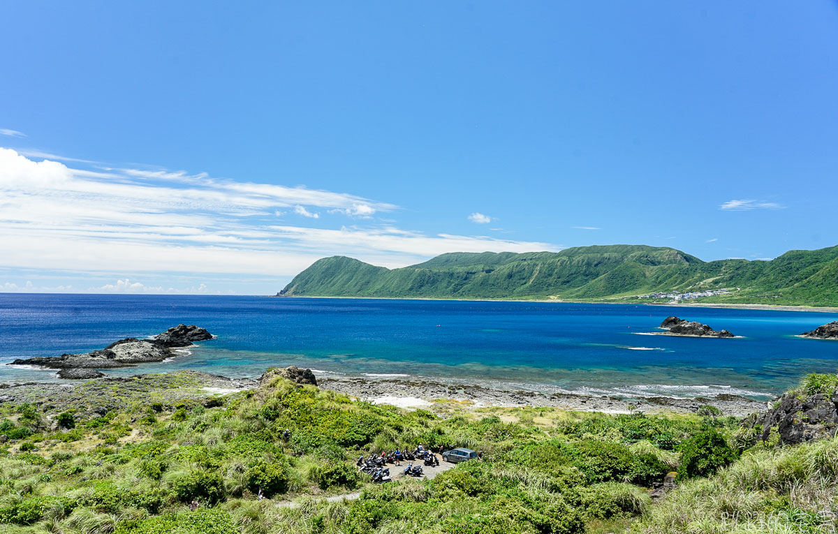 美炸!  蘭嶼絕美湛藍漸層海 天然海蝕洞  蘭嶼東清秘境 怎麼拍怎麼美 蘭嶼必去景點 東清秘境怎麼去  東清三十三號早午餐 東清美食 蘭嶼拼板舟  情人洞 蘭嶼景點推薦