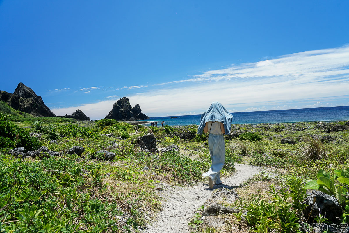 美炸!  蘭嶼絕美湛藍漸層海 天然海蝕洞  蘭嶼東清秘境 怎麼拍怎麼美 蘭嶼必去景點 東清秘境怎麼去  東清三十三號早午餐 東清美食 蘭嶼拼板舟  情人洞 蘭嶼景點推薦