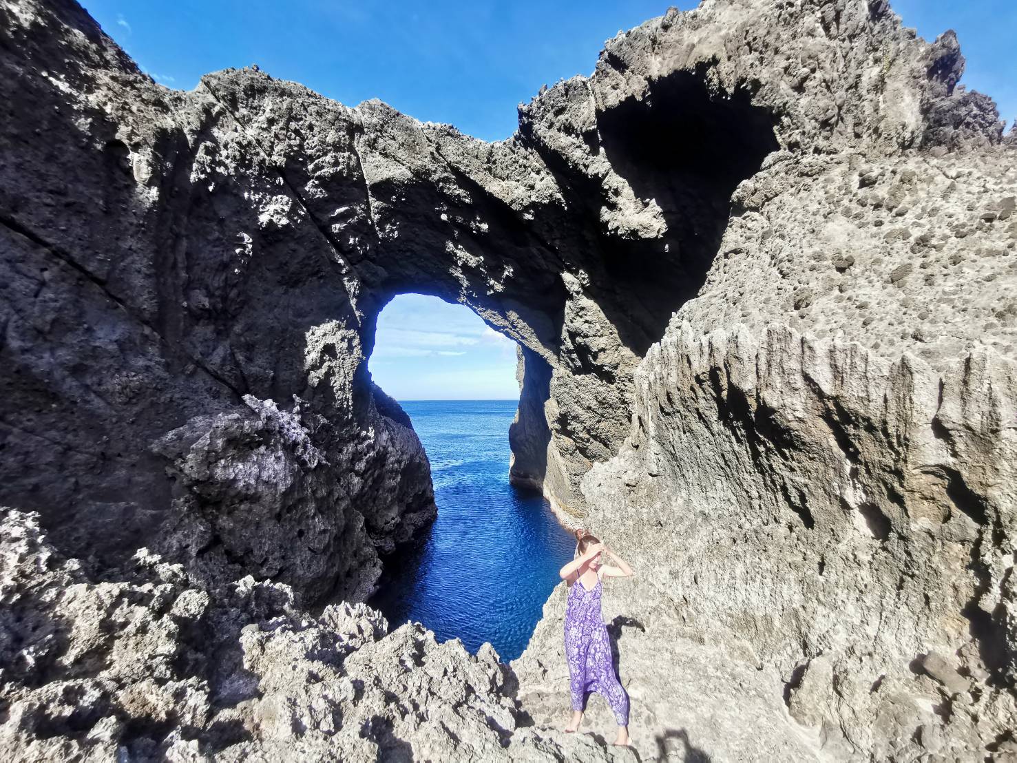 美炸!  蘭嶼絕美湛藍漸層海 天然海蝕洞  蘭嶼東清秘境 怎麼拍怎麼美 蘭嶼必去景點 東清秘境怎麼去  東清三十三號早午餐 東清美食 蘭嶼拼板舟  情人洞 蘭嶼景點推薦