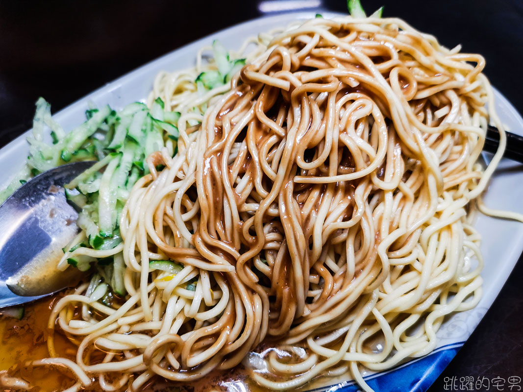 [花蓮美食]老鄧小麵館改賣眷村涼麵 早上7點開賣到下午2點 醬汁很濃厚 味噌貢丸蛋花湯 花蓮涼麵 花蓮早餐