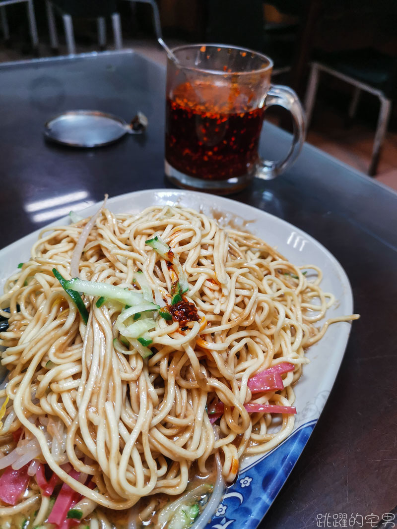 [花蓮美食]老鄧小麵館改賣眷村涼麵 早上7點開賣到下午2點 醬汁很濃厚 味噌貢丸蛋花湯 花蓮涼麵 花蓮早餐