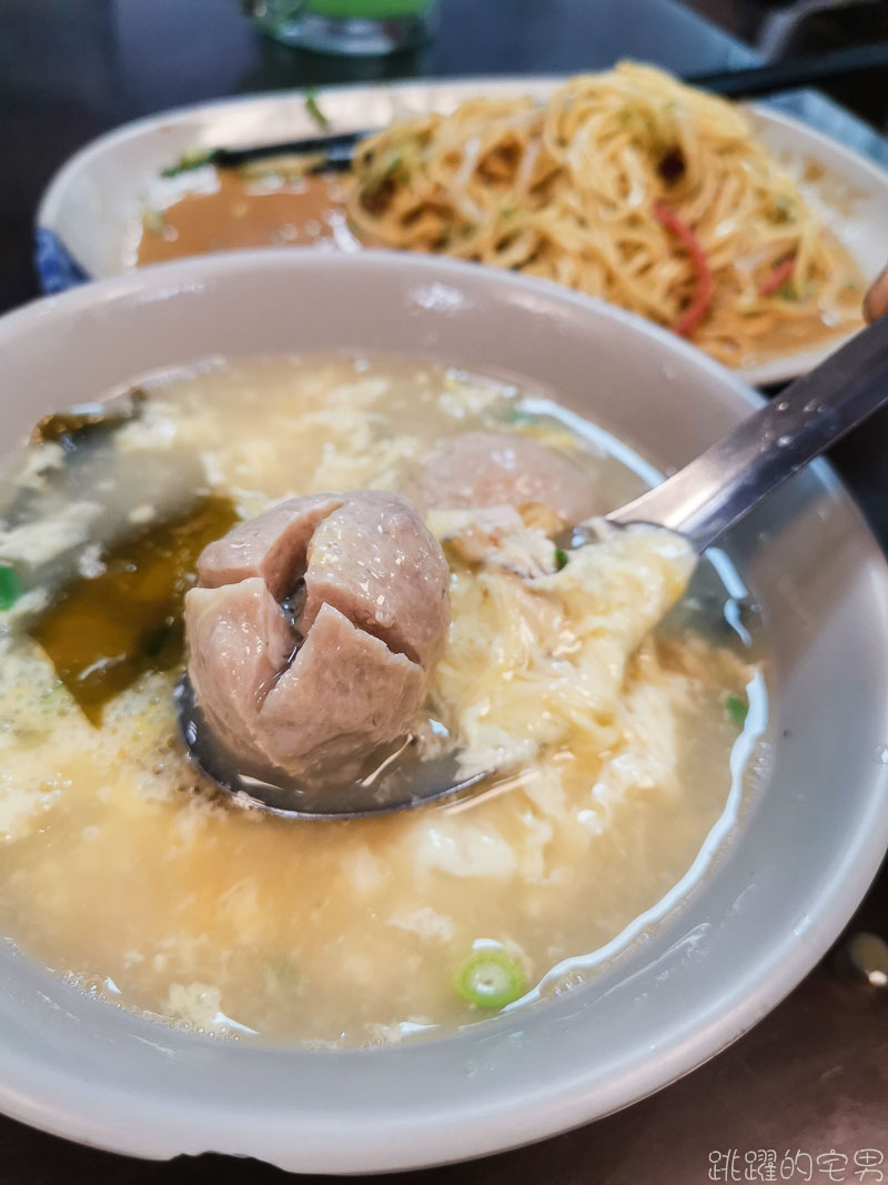 [花蓮美食]老鄧小麵館改賣眷村涼麵 早上7點開賣到下午2點 醬汁很濃厚 味噌貢丸蛋花湯 花蓮涼麵 花蓮早餐