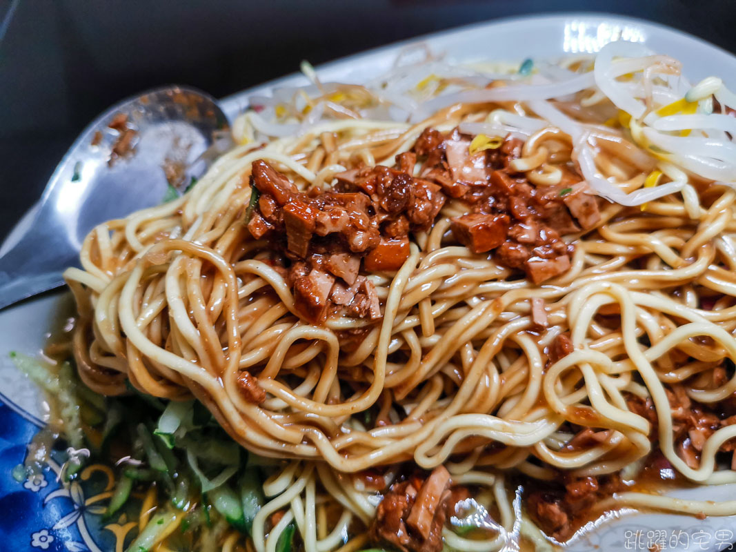 [花蓮美食]老鄧小麵館改賣眷村涼麵 早上7點開賣到下午2點 醬汁很濃厚 味噌貢丸蛋花湯 花蓮涼麵 花蓮早餐