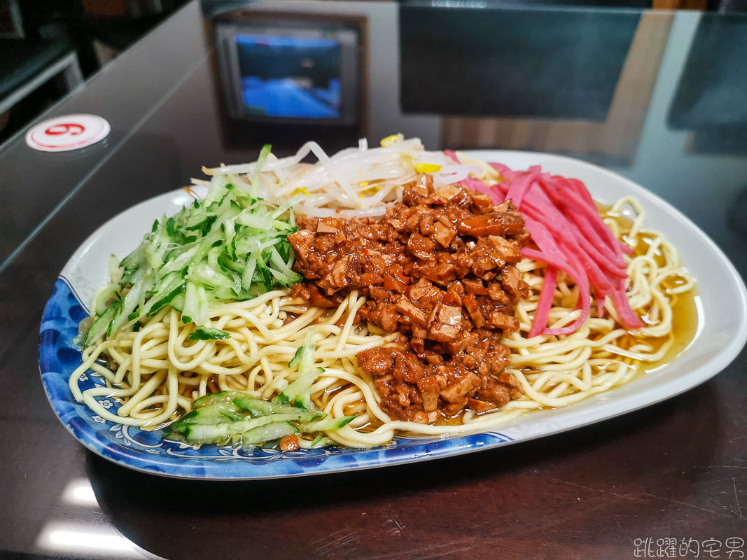 [花蓮美食]老鄧小麵館改賣眷村涼麵 早上7點開賣到下午2點 醬汁很濃厚 味噌貢丸蛋花湯 花蓮涼麵 花蓮早餐 @跳躍的宅男