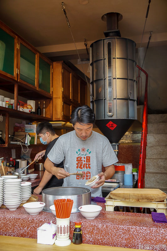 [台南美食] 還沒開門大排長龍的糯夫米糕 古早味麻油米糕 無魚翅羹 完全打動我的心 台南中西區美食 台南米糕推薦