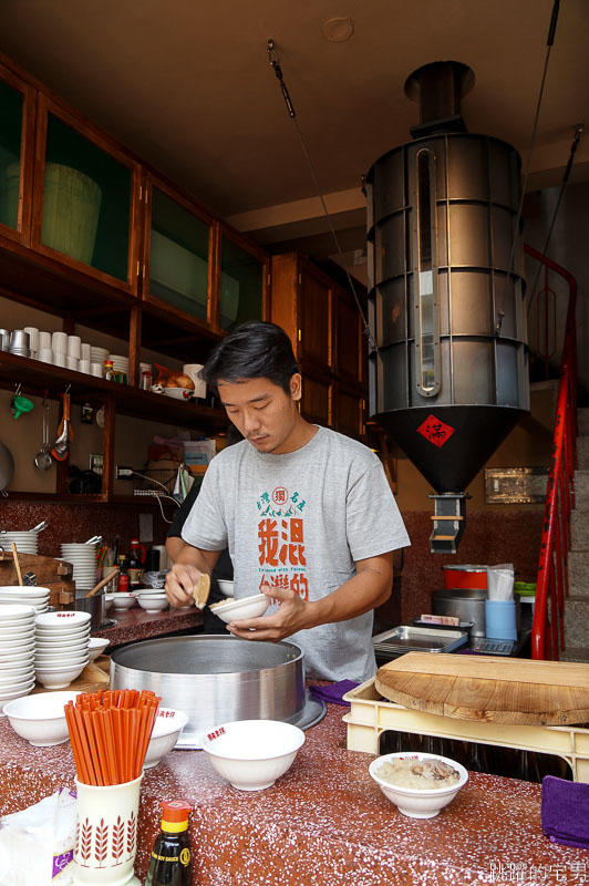 [台南美食] 還沒開門大排長龍的糯夫米糕 古早味麻油米糕 無魚翅羹 完全打動我的心 台南中西區美食 台南米糕推薦