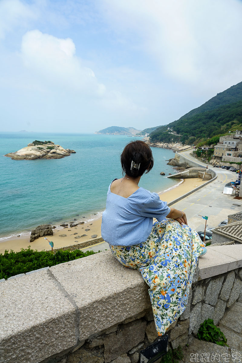 宛如穿越時空與空間  走進歐洲小酒館  眼前盡是芹壁絕美海景 馬祖芹壁咖啡廳 家適咖啡民宿 芹壁美食 北竿咖啡廳