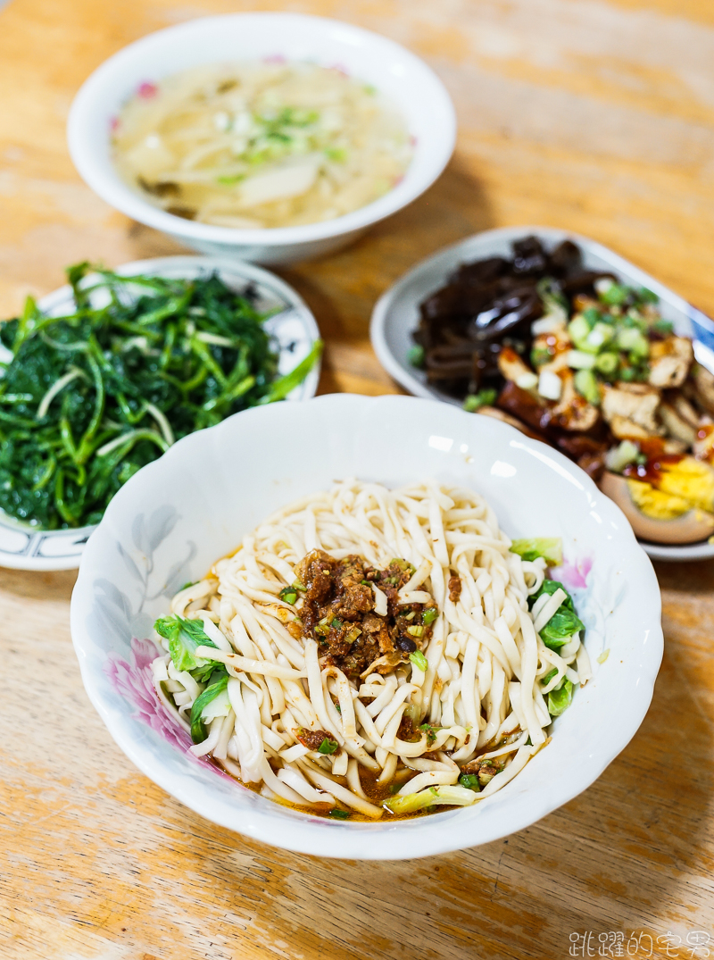 [花蓮美食]中華麵店-開到凌晨1點的花蓮宵夜 30年老店 黃金肉燥乾麵必點 加自製辣椒風味更佳 2022中華麵店菜單 花蓮麵店 花蓮小吃