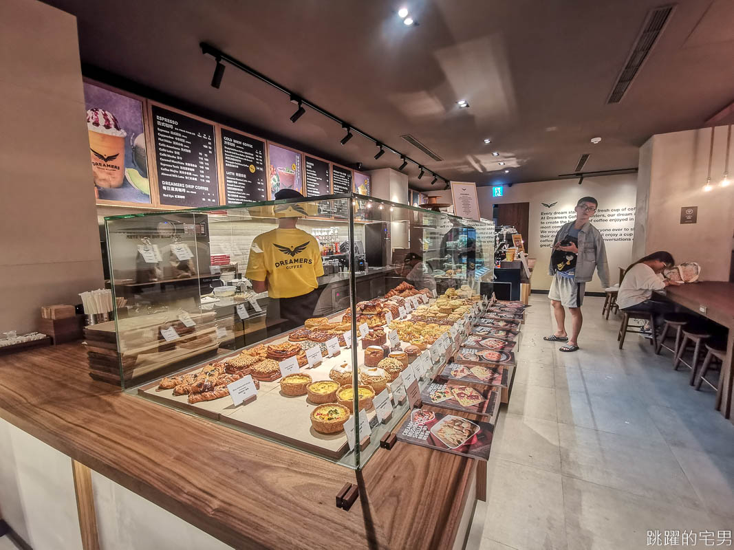 [東區工作咖啡廳]比星巴克還方便 每個座位都有插座 Dreamers Coffee  忠孝復興不限時有插座WIFI咖啡廳 早上7點營業 鹹食、鍋煮奶茶、甜點、沙拉、肉桂捲  Dreamers Coffee菜單 台北不限時咖啡廳