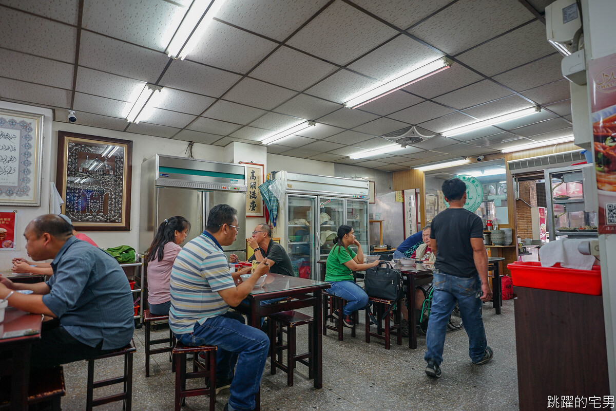 牛腩牛肉麵 加麵加湯不用錢 吃得超飽不用再花錢 不要當奧客 自己的麵自己點! 台北火車站美食 清真黃牛肉麵館 中正區美食