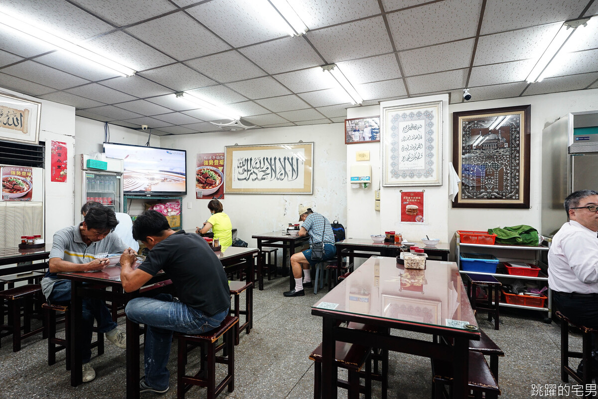 牛腩牛肉麵 加麵加湯不用錢 吃得超飽不用再花錢 不要當奧客 自己的麵自己點! 台北火車站美食 清真黃牛肉麵館 中正區美食