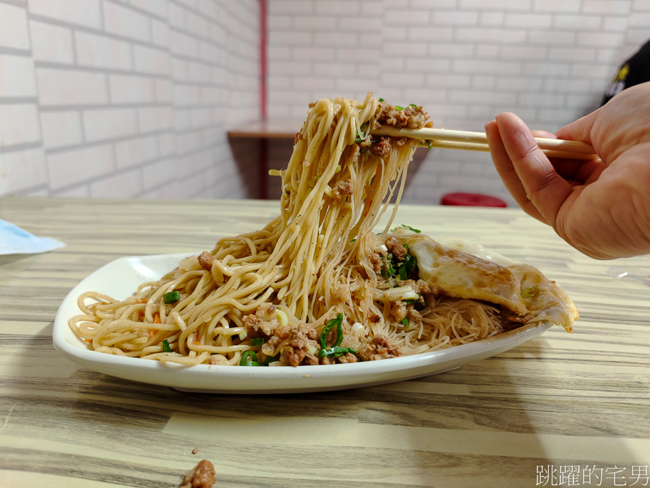 [花蓮美食]黃家早午餐-大份量炒麵好吃又吃飽，炒米粉也好好吃，提供冷氣、花蓮早餐，花蓮小吃