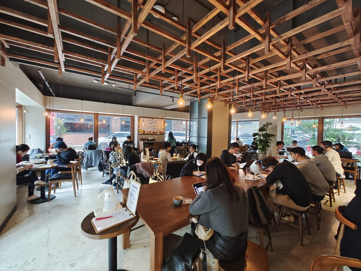 [東區工作咖啡廳]比星巴克還方便 每個座位都有插座 Dreamers Coffee  忠孝復興不限時有插座WIFI咖啡廳 早上7點營業 鹹食、鍋煮奶茶、甜點、沙拉、肉桂捲  Dreamers Coffee菜單 台北不限時咖啡廳