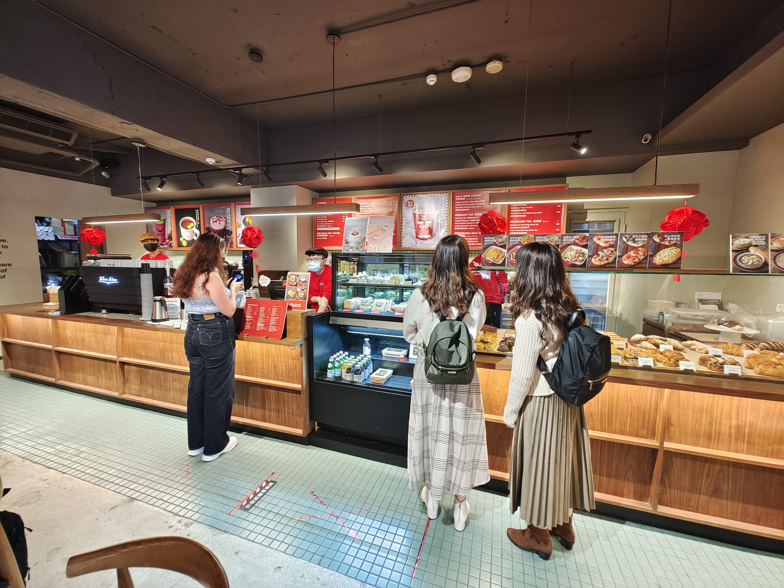 [東區工作咖啡廳]比星巴克還方便 每個座位都有插座 Dreamers Coffee  忠孝復興不限時有插座WIFI咖啡廳 早上7點營業 鹹食、鍋煮奶茶、甜點、沙拉、肉桂捲  Dreamers Coffee菜單 台北不限時咖啡廳