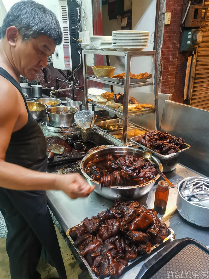 [北門美食]鄭記豬腳飯-Google評價超過2千則 超過60年黑金豬腳飯 皮滑Q彈肥而不膩  酸菜 滷蛋 配上免費筍絲大骨湯  在地小吃值得品嘗 台北火車站附近小吃