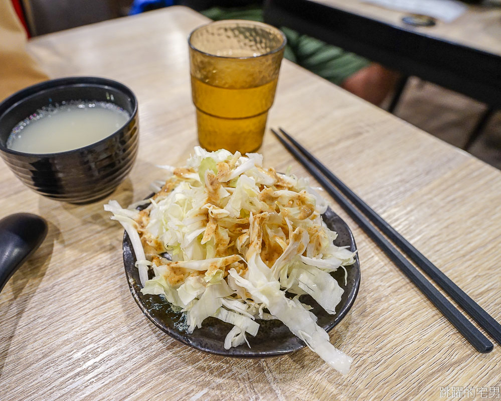 [花蓮美食]牛匠太郎x直火炙燒丼飯-蛋黃土石流牛丼超爽快! 滿滿肉肉加飯不加價  雪濃湯 飲料 胡麻醬生菜無限提供 花蓮丼飯