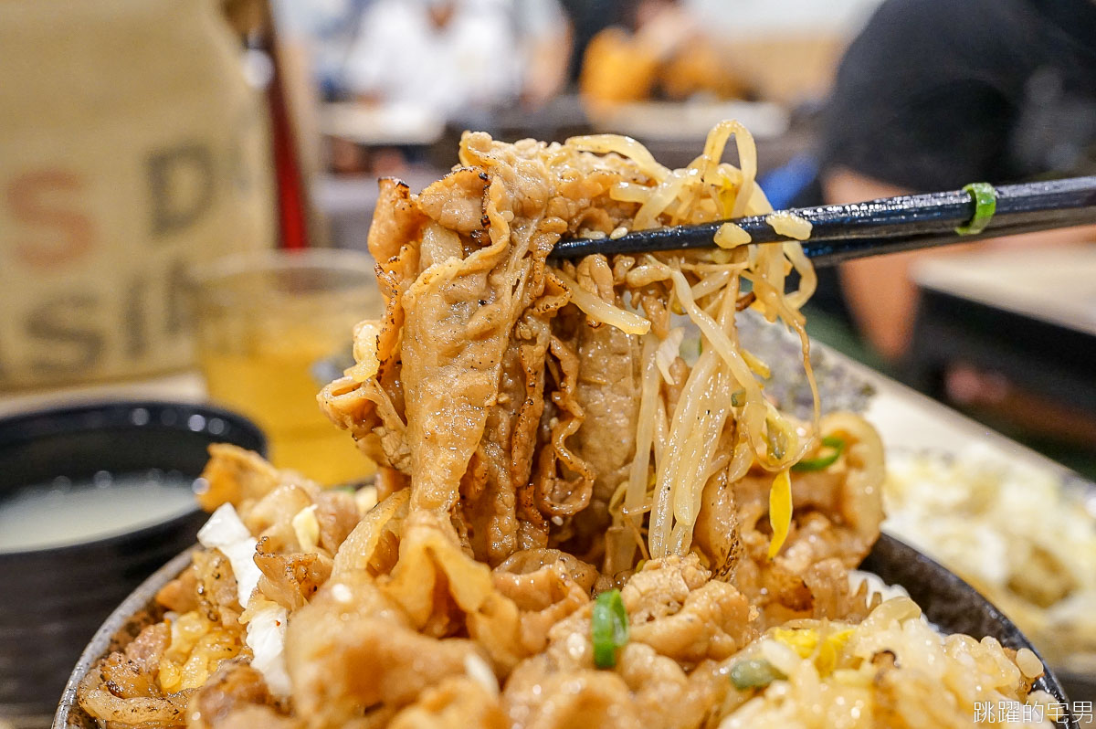 [花蓮美食]牛匠太郎x直火炙燒丼飯-蛋黃土石流牛丼超爽快! 滿滿肉肉加飯不加價  雪濃湯 飲料 胡麻醬生菜無限提供 花蓮丼飯