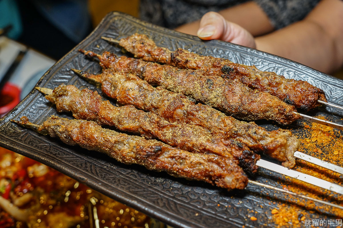 [新店區美食]姑蘇藏書羊肉-吃過最好吃孜然烤羊肉串  美味程度令我驚豔! 從未吃過的椒麻酸菜魚加上褲帶麵，辣得我又愛又恨還是猛吃  泡椒鳳爪 老壇四川泡菜 安坑美食 新北市美食 台北酸菜魚