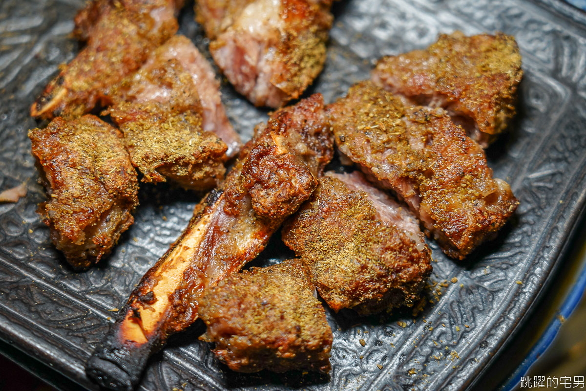 [新店區美食]姑蘇藏書羊肉-吃過最好吃孜然烤羊肉串  美味程度令我驚豔! 從未吃過的椒麻酸菜魚加上褲帶麵，辣得我又愛又恨還是猛吃  泡椒鳳爪 老壇四川泡菜 安坑美食 新北市美食 台北酸菜魚