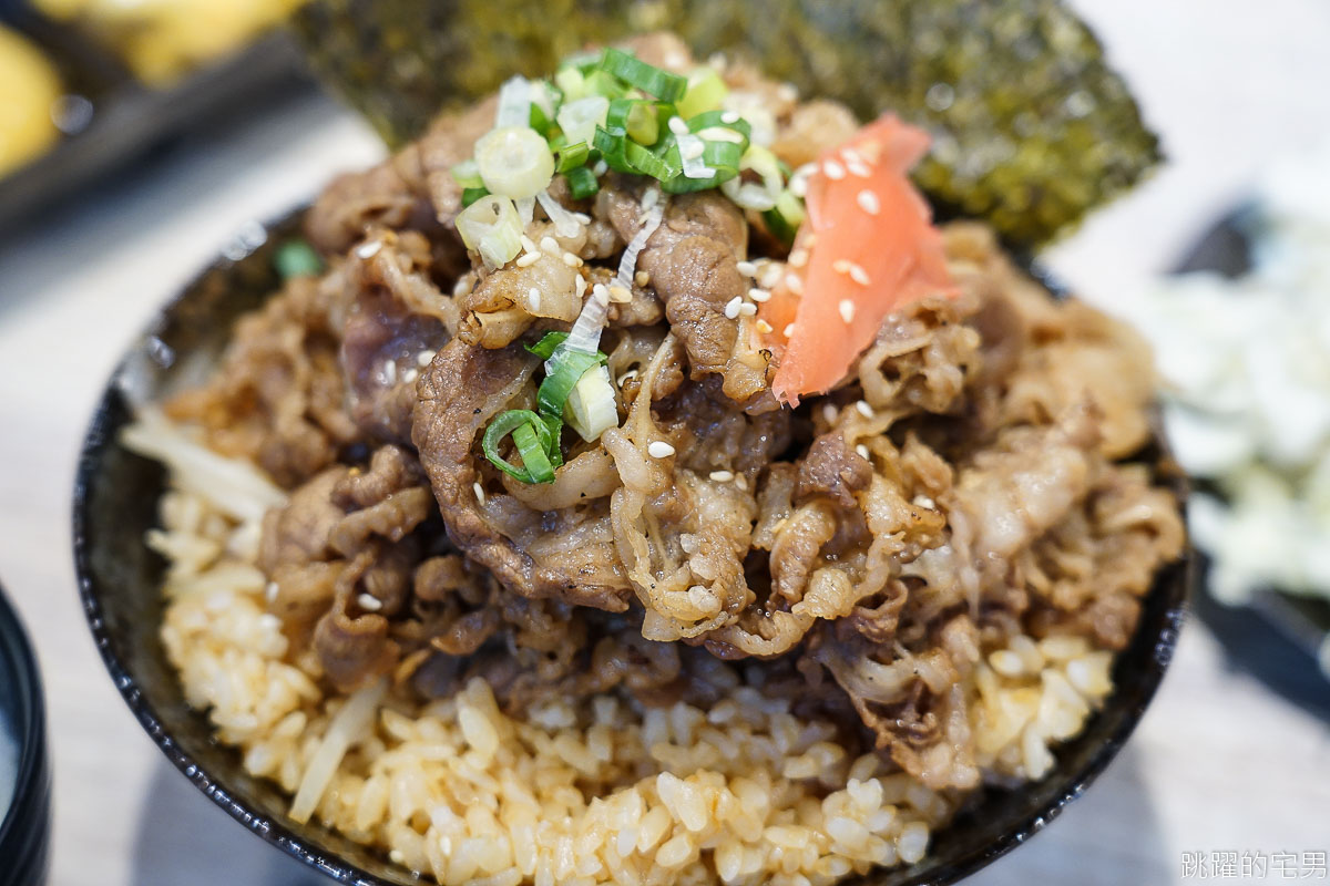 [花蓮美食]牛匠太郎x直火炙燒丼飯-蛋黃土石流牛丼超爽快! 滿滿肉肉加飯不加價  雪濃湯 飲料 胡麻醬生菜無限提供 花蓮丼飯