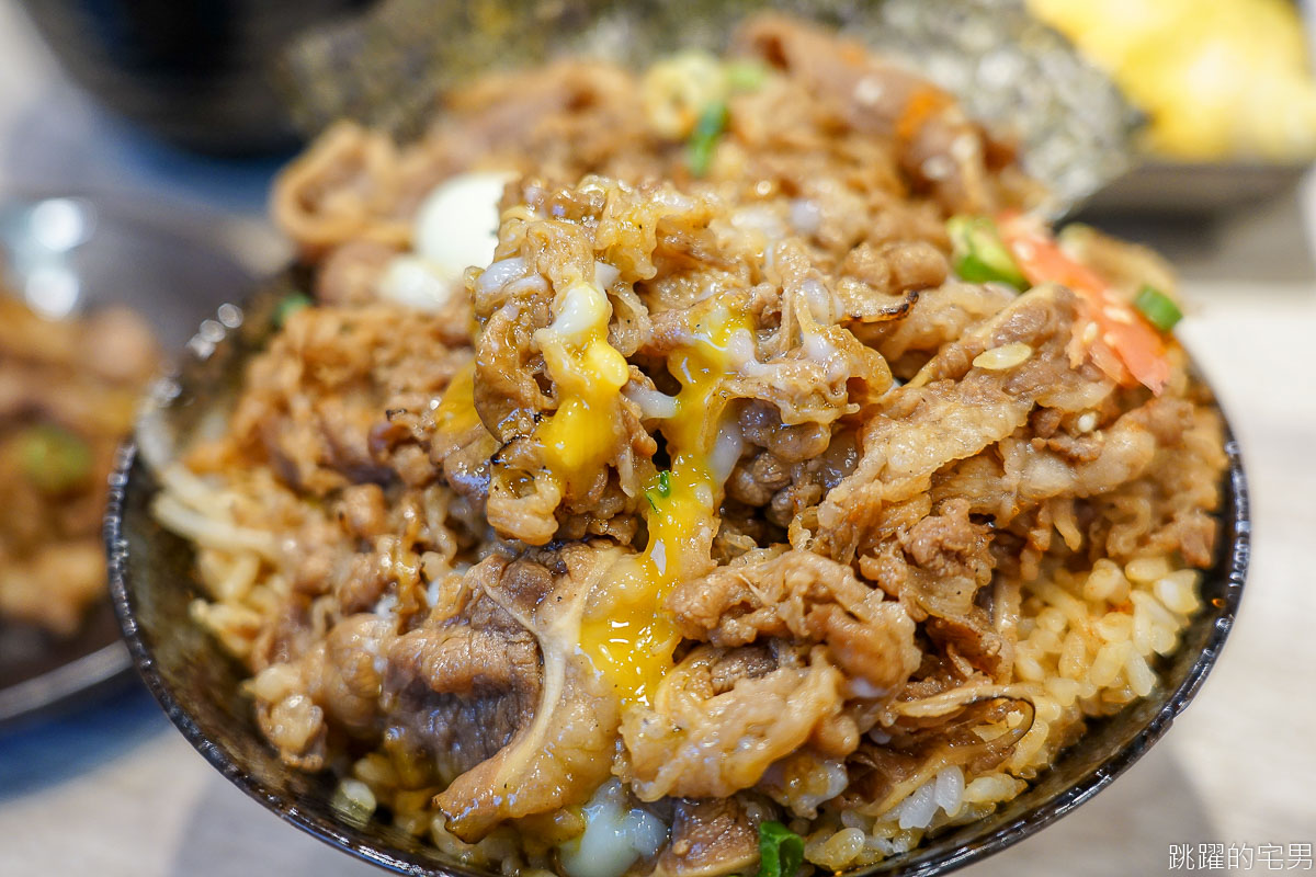 [花蓮美食]牛匠太郎x直火炙燒丼飯-蛋黃土石流牛丼超爽快! 滿滿肉肉加飯不加價  雪濃湯 飲料 胡麻醬生菜無限提供 花蓮丼飯