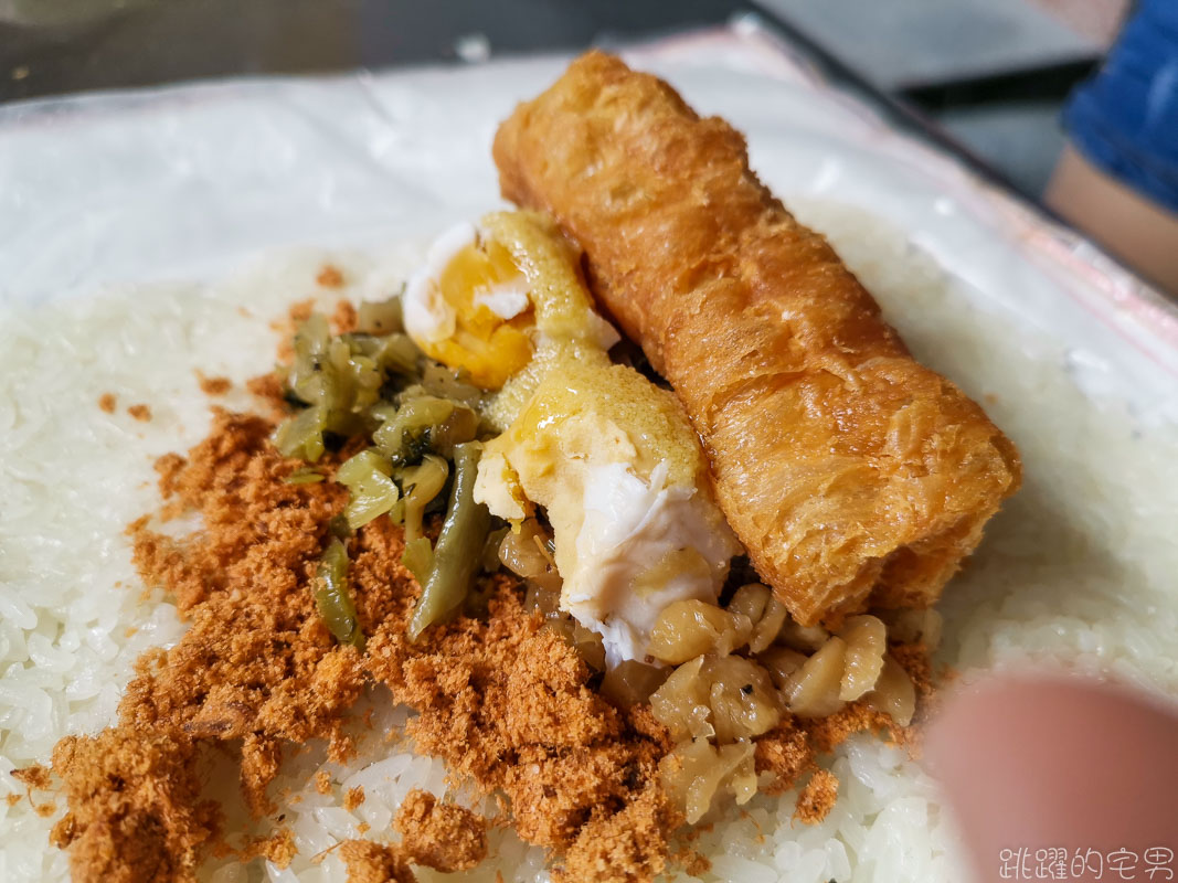 [花蓮早餐]沅味巷口飯糰-鹹蛋黃飯糰好吃口感豐富 燒肉滷蛋飯糰滷香十足 花蓮美食 花蓮飯糰