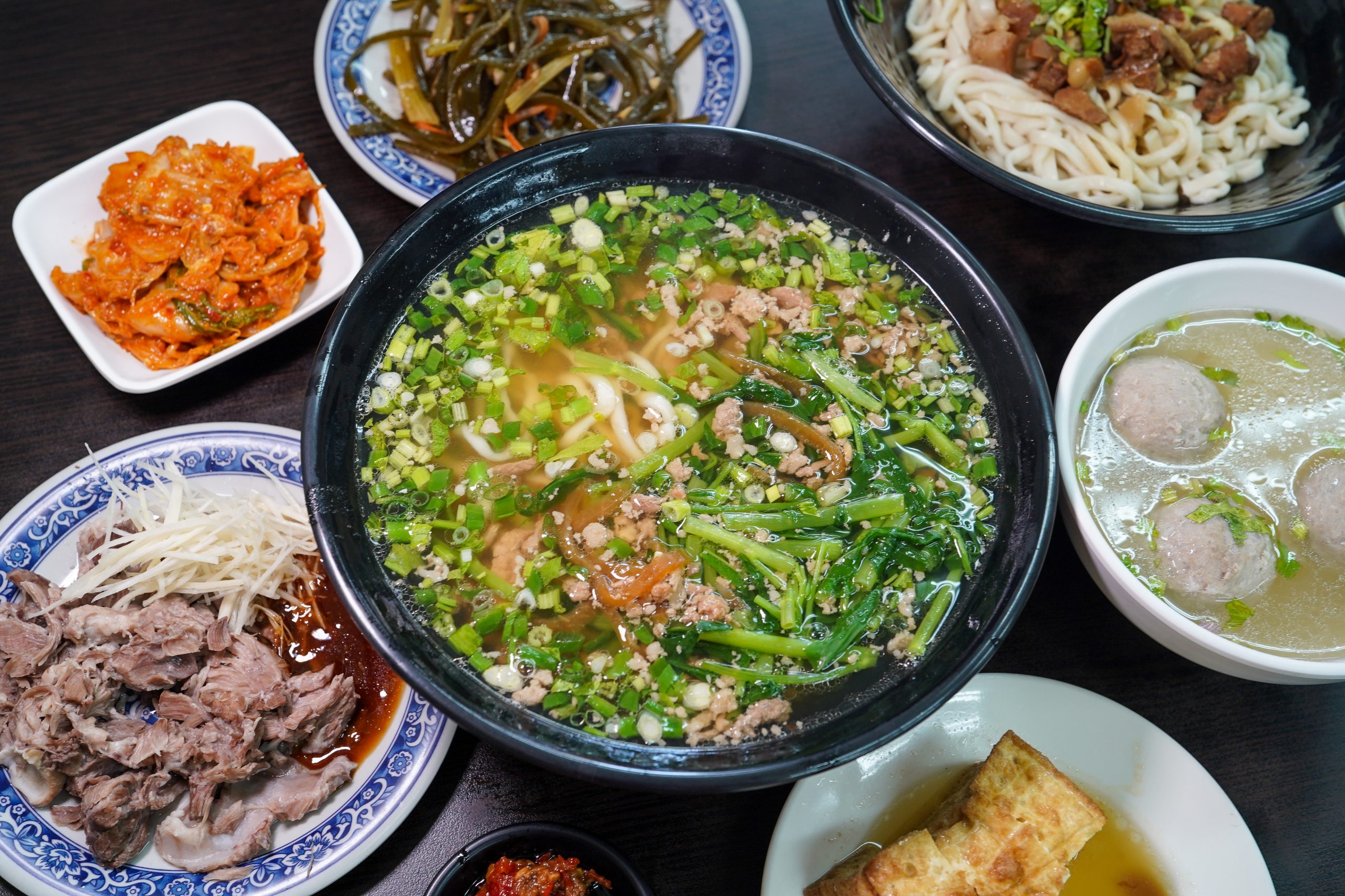 [花蓮市美食]竹舍小吃-必點半熟滷肉飯超好吃 必點榨菜肉絲麵 大碗滿意湯頭超夠味 加上特製辣椒醬簡直飛天 這家花蓮小吃別錯過 竹舍小吃菜單 @跳躍的宅男