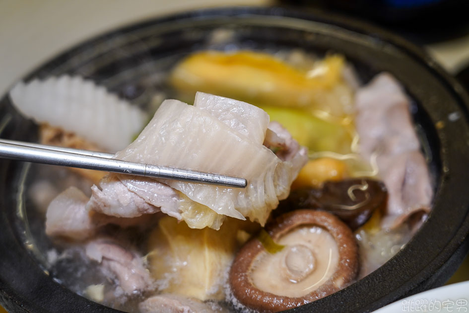 [花蓮美食]天冷吃鍋吃起來! 兩披索靚鍋花蓮店  麻油雞鍋 石頭火鍋  起司牛奶鍋推薦  冰淇淋 白飯 飲料隨你用 兩披索靚鍋菜單 花蓮火鍋