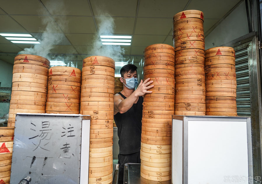 [永春站美食]老上海包子-一天賣1500顆的老麵包子 高聳的蒸籠牆有夠誇張，好吃包子買十送一也太划算 信義區平價美食 台北包子