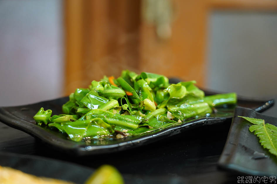 [花蓮早餐]糜粖粥房-早上就有清粥小菜，早餐這樣好吃不負擔 小菜10元就有 肉粥 現炒青菜 煎鮭魚 早上7點半就開門 開到下午2點 花蓮早午餐 花蓮美食 花蓮文青早午餐