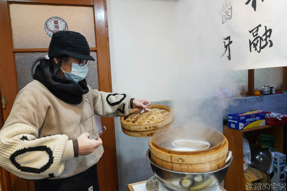 [花蓮早餐]糜粖粥房-早上就有清粥小菜，早餐這樣好吃不負擔 小菜10元就有 肉粥 現炒青菜 煎鮭魚 早上7點半就開門 開到下午2點 花蓮早午餐 花蓮美食 花蓮文青早午餐