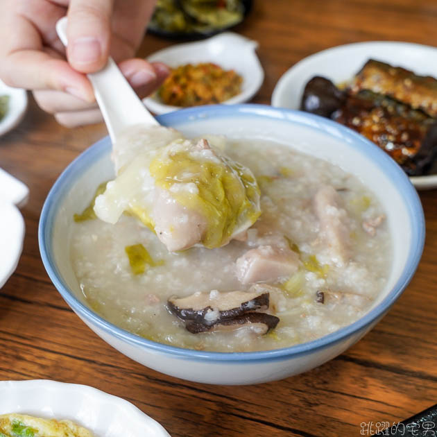 [花蓮早餐]糜粖粥房-早上就有清粥小菜，早餐這樣好吃不負擔 小菜10元就有 肉粥 現炒青菜 煎鮭魚 早上7點半就開門 開到下午2點 花蓮早午餐 花蓮美食 花蓮文青早午餐