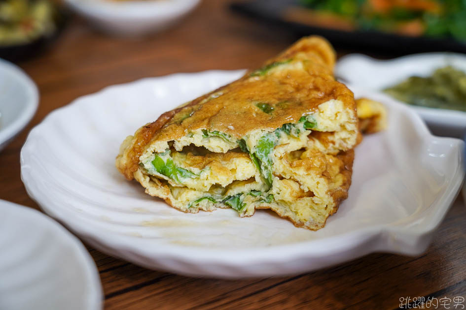 [花蓮早餐]糜粖粥房-早上就有清粥小菜，早餐這樣好吃不負擔 小菜10元就有 肉粥 現炒青菜 煎鮭魚 早上7點半就開門 開到下午2點 花蓮早午餐 花蓮美食 花蓮文青早午餐