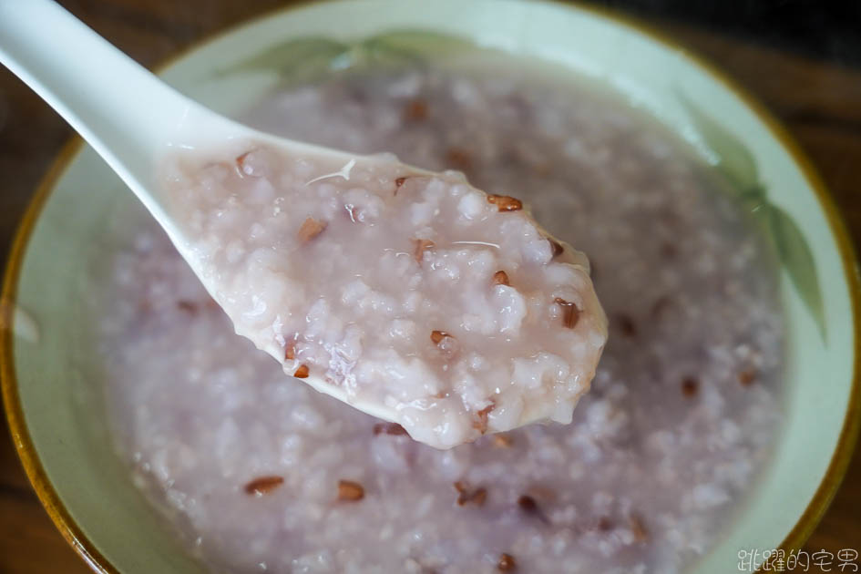 [花蓮早餐]糜粖粥房-早上就有清粥小菜，早餐這樣好吃不負擔 小菜10元就有 肉粥 現炒青菜 煎鮭魚 早上7點半就開門 開到下午2點 花蓮早午餐 花蓮美食 花蓮文青早午餐