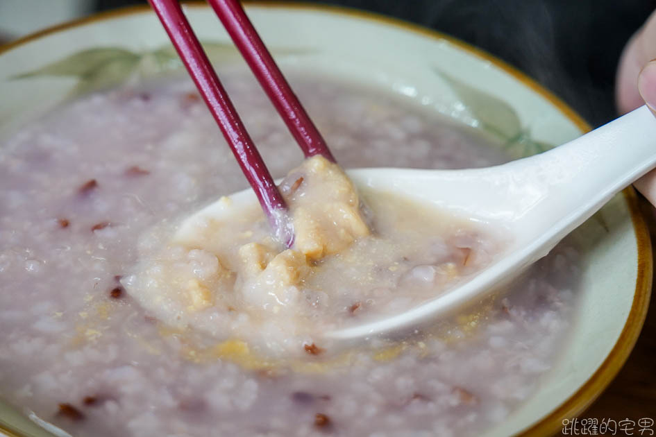 [花蓮早餐]糜粖粥房-早上就有清粥小菜，早餐這樣好吃不負擔 小菜10元就有 肉粥 現炒青菜 煎鮭魚 早上7點半就開門 開到下午2點 花蓮早午餐 花蓮美食 花蓮文青早午餐