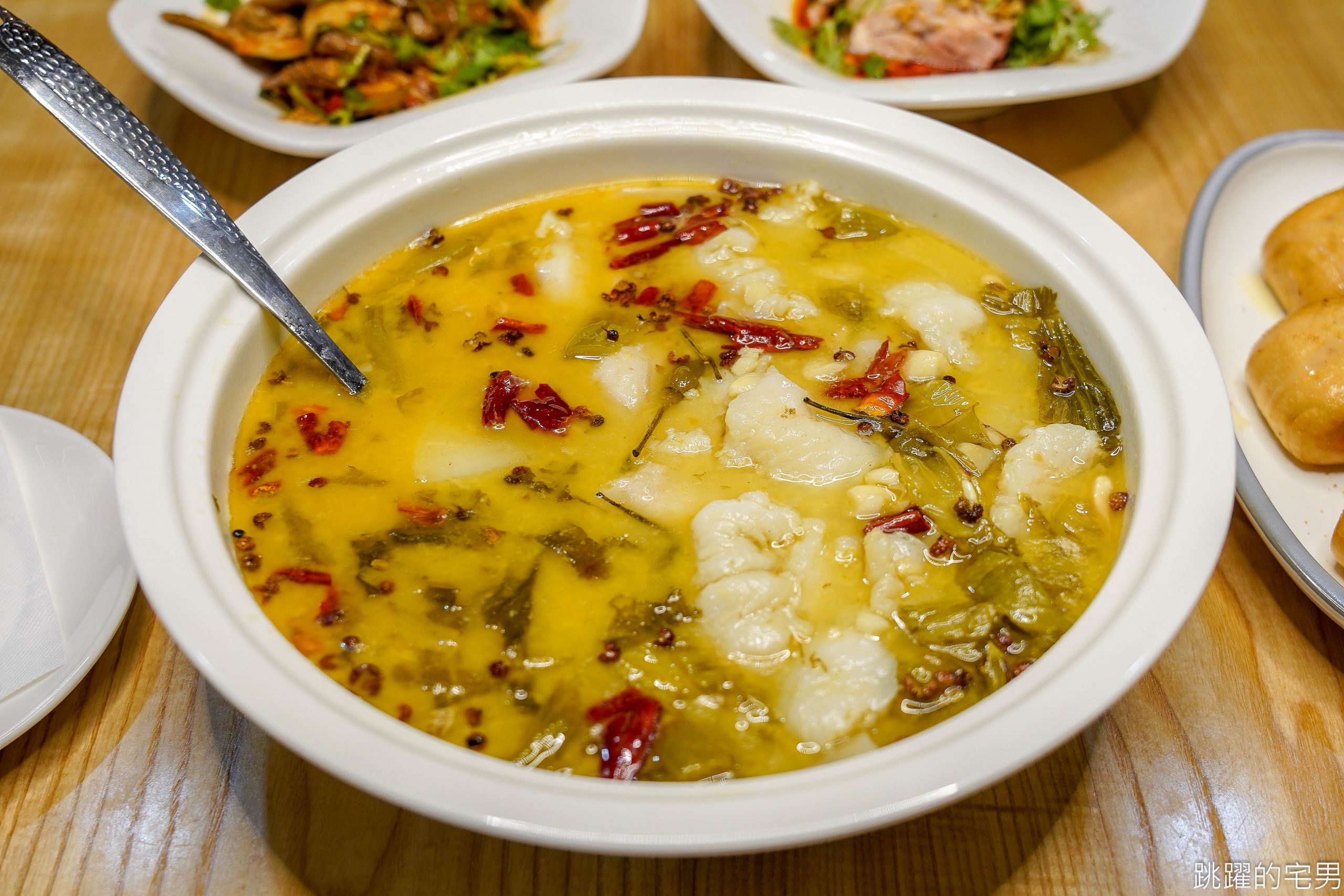 [台北火車站美食]小逸仙食堂-北車微風新開店 30年老店新品牌 豆花居然有辣的?! Q彈豆花吃辣辣超爽快 老司機必點香辣豆花 酸湯魚  提供單人套餐 中正區美食 Ι 台北川菜館