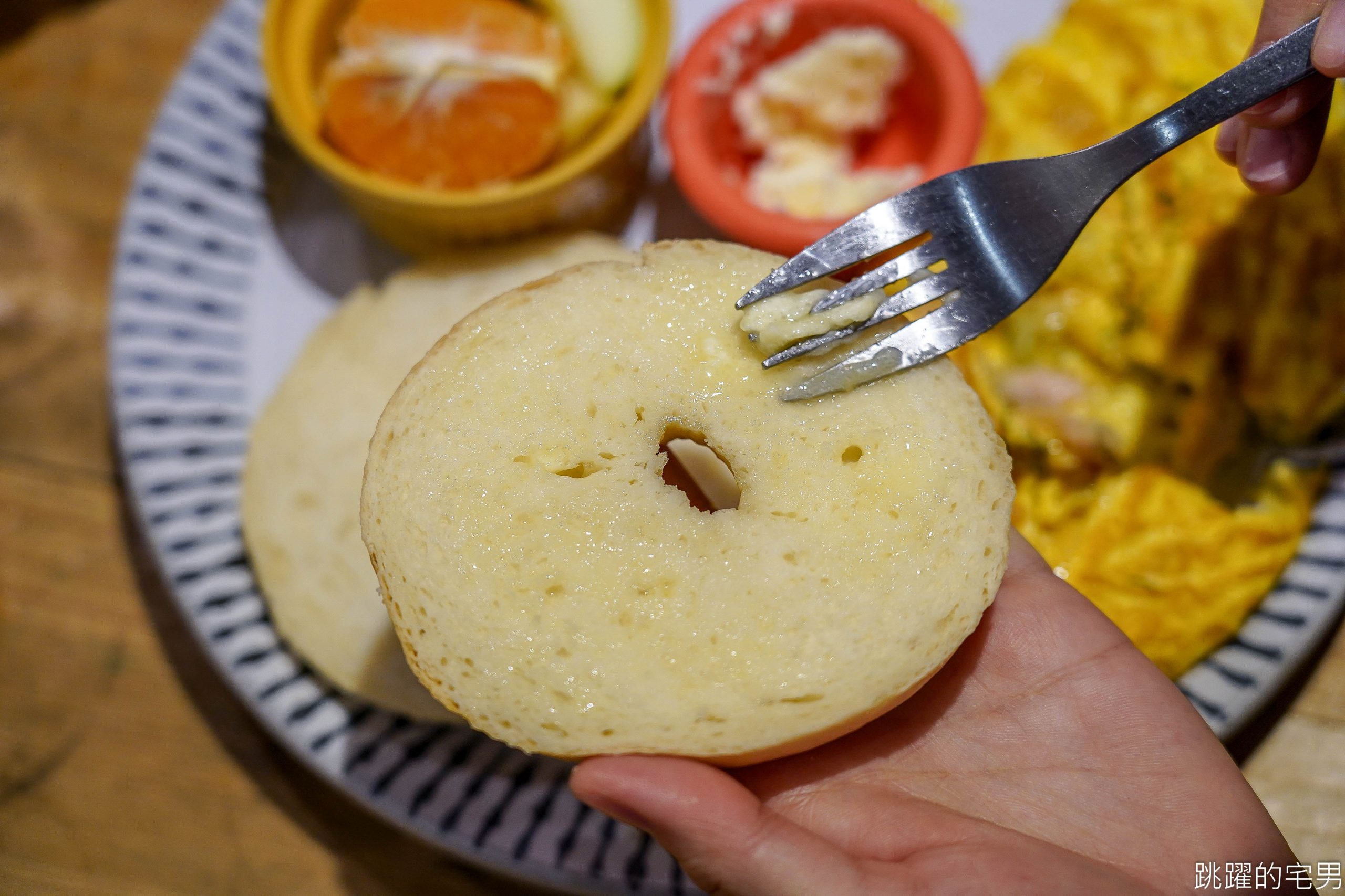 [花蓮美食]木宅波米Pomme-陽光透著老木屋 氣氛悠閒又愜意  貝果 義大利麵 飲料暢飲還不收服務費 花蓮早午餐