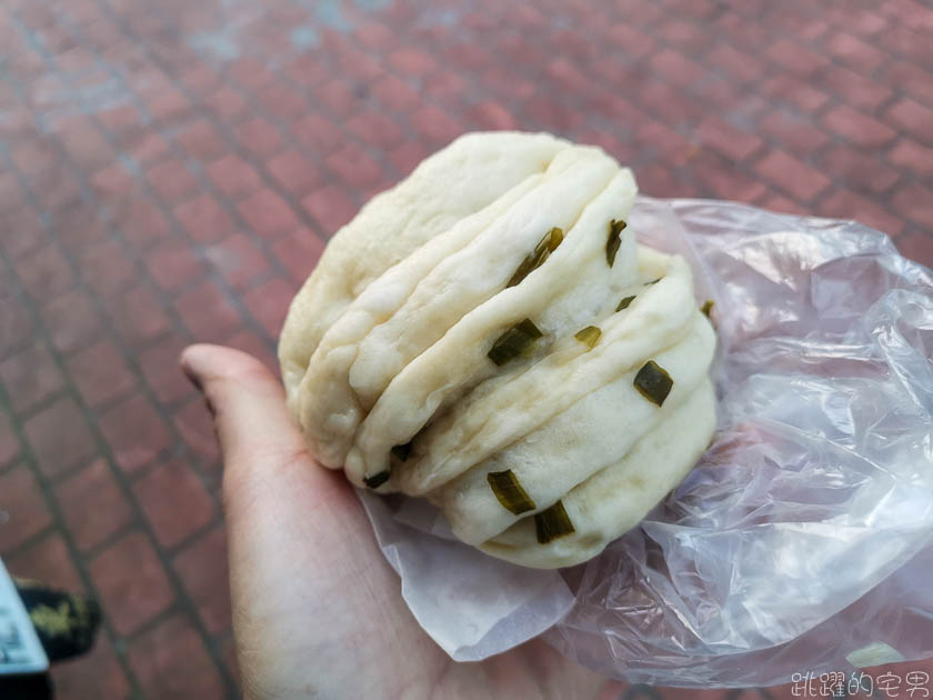 [花蓮包子饅頭推薦]大大餃子店-山東饅頭花蓮也買得到 而且肉包好好吃  味道豐富湯汁多  還有花捲、蔥餅、韭菜盒 下午3點開賣 花蓮小吃 花蓮美食 花蓮饅頭