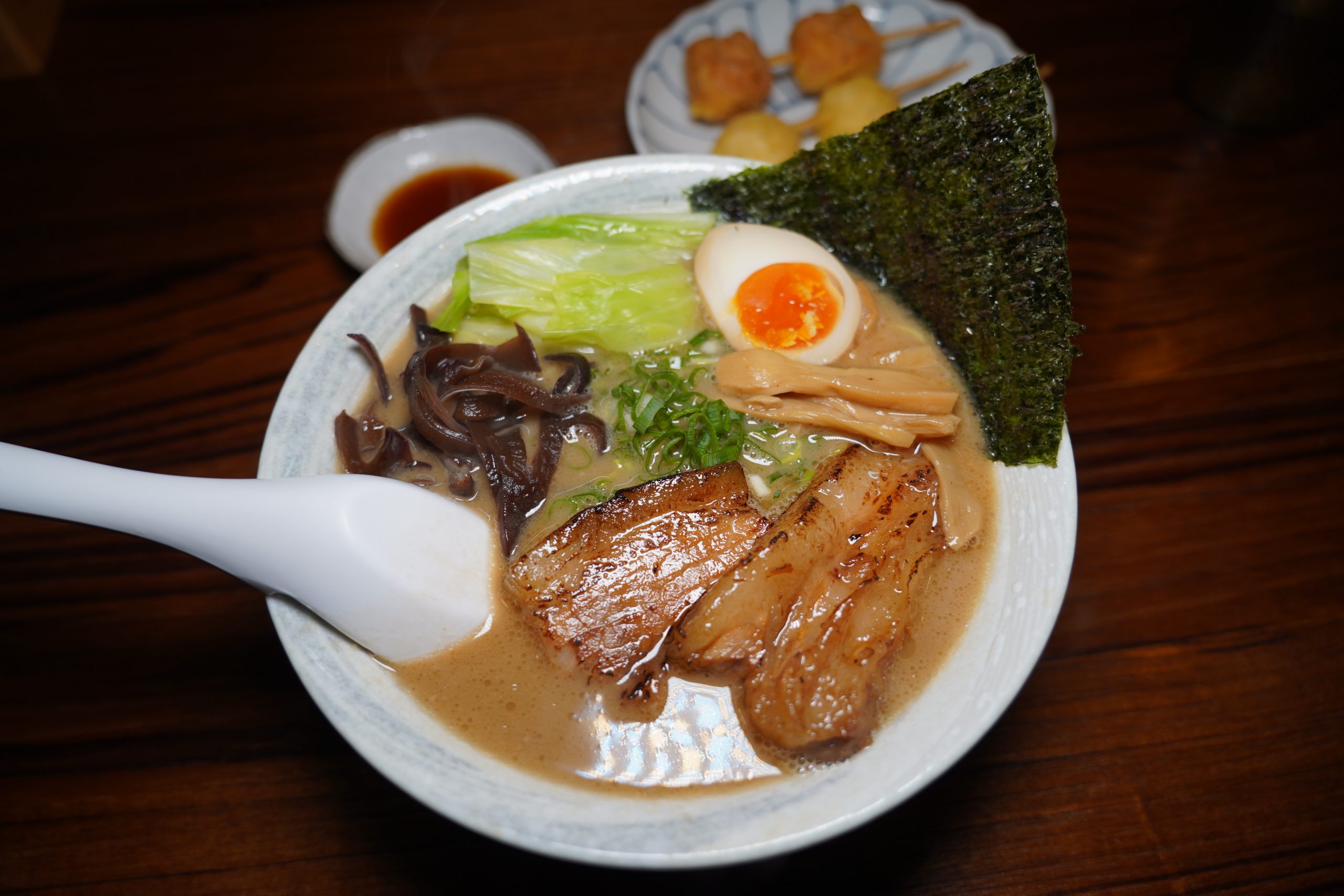 [花蓮美食]不管在哪裡賣都不會漏氣的豚骨拉麵「黑潮拉麵」提供一蘭拉麵的服務 可調濃淡湯頭跟麵的軟硬 厚切叉燒拉麵 黑蒜拉麵 炸串 炸豬排 叉燒飯 花蓮拉麵