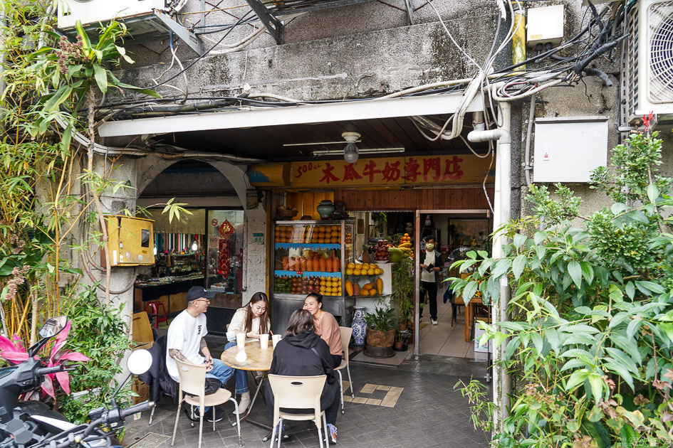 [台北龍山寺美食]龍來果汁店/龍來冰果室-木瓜牛奶濃厚到吸管都能站立 根本是奶昔濃度!  酪梨牛奶推薦 萬華美食 台北木瓜牛奶 台北冰果室 台北果汁店