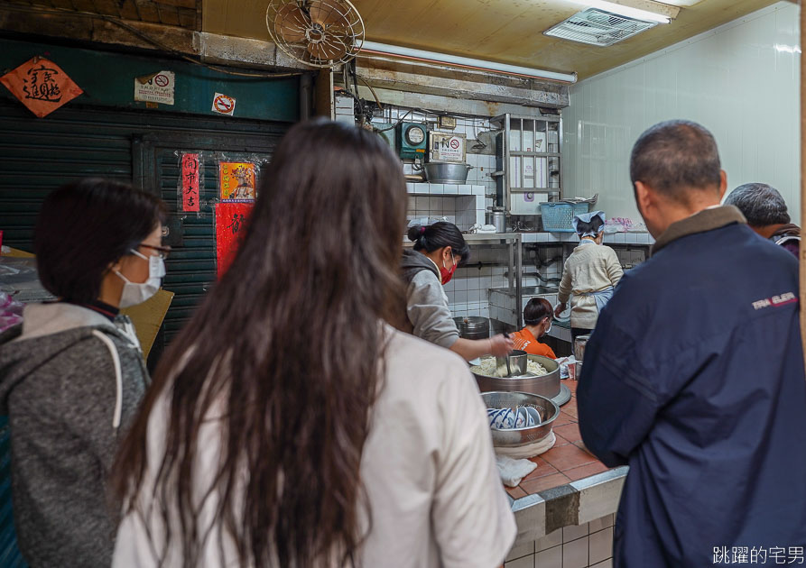 [華西街早餐]勇伯米苔目- 60年台北小吃推薦 米苔目一碗15元還能加湯 有夠佛心  豬舌 大腸 豬心 豬肺 黑白切新鮮又美味 萬華美食 萬華早餐 華西街美食 龍山寺早餐 龍山寺美食