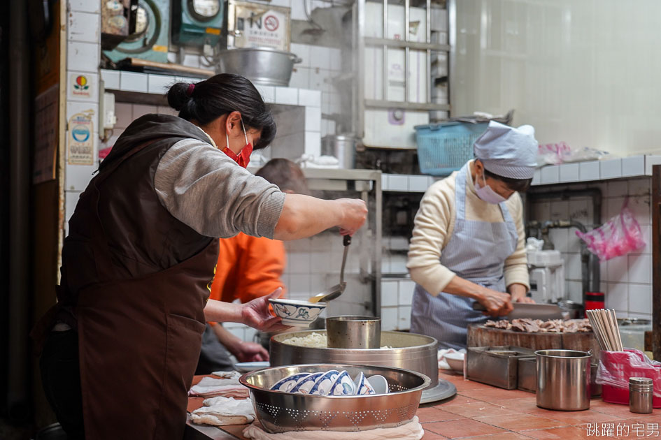 [華西街早餐]勇伯米苔目- 60年台北小吃推薦 米苔目一碗15元還能加湯 有夠佛心  豬舌 大腸 豬心 豬肺 黑白切新鮮又美味 萬華美食 萬華早餐 華西街美食 龍山寺早餐 龍山寺美食 @跳躍的宅男