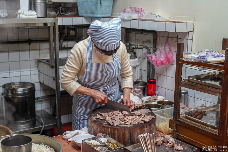 [華西街早餐]勇伯米苔目- 60年台北小吃推薦 米苔目一碗15元還能加湯 有夠佛心  豬舌 大腸 豬心 豬肺 黑白切新鮮又美味 萬華美食 萬華早餐 華西街美食 龍山寺早餐 龍山寺美食